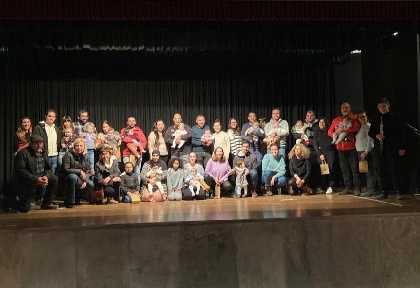 Cervera de Pisuerga rinde un cálido homenaje a los 16 bebés nacidos en 2022 Cervera de Pisuerga rinde un cálido homenaje a los 16 bebés nacidos en 2022