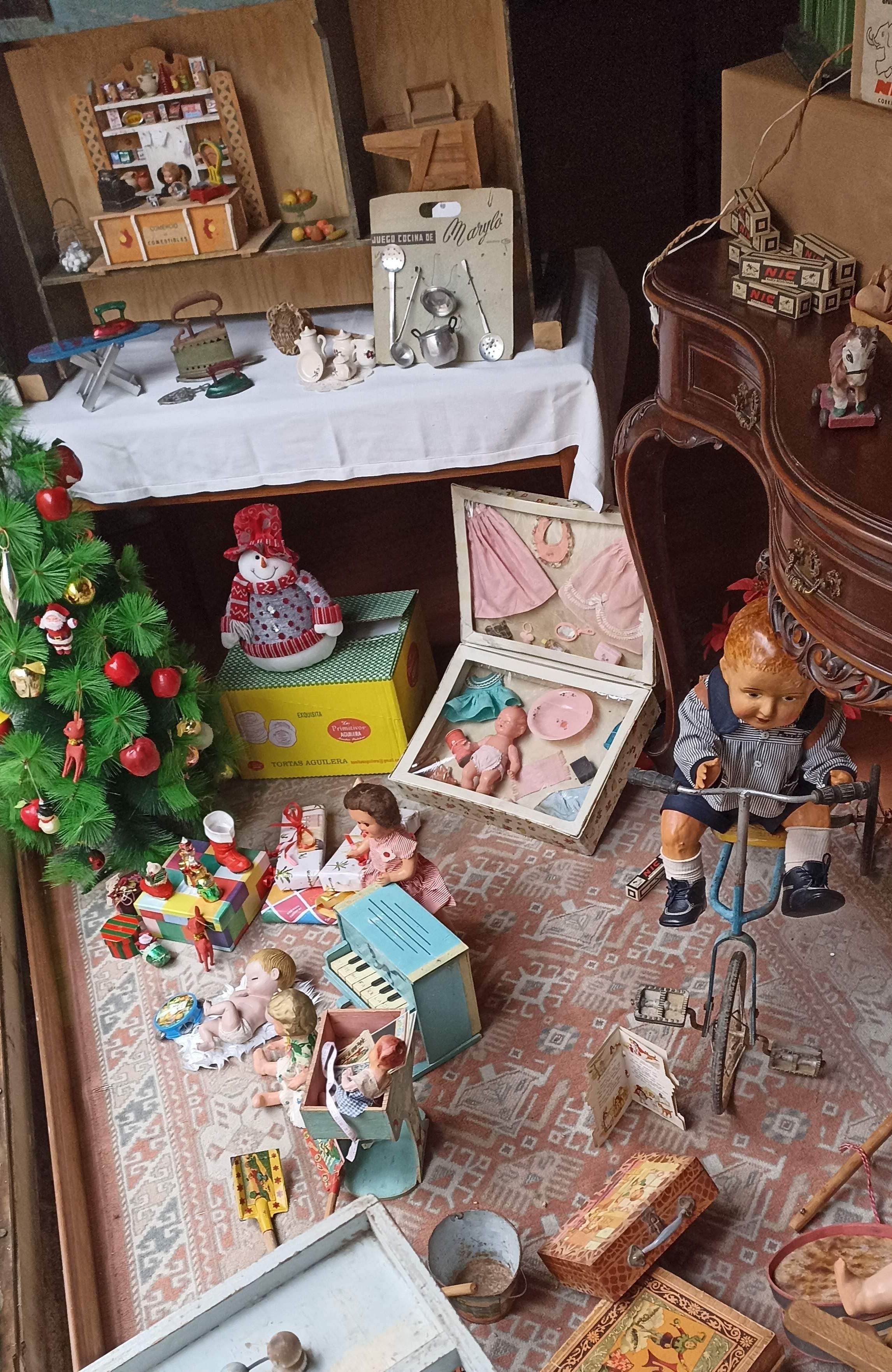 Juguetes antiguos y el paje del rey Baltasar, en Ayerbe Juguetes antiguos y el paje del rey Baltasar, en Ayerbe