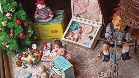 Algunos de los juguetes antiguos expuestos en Ayerbe.