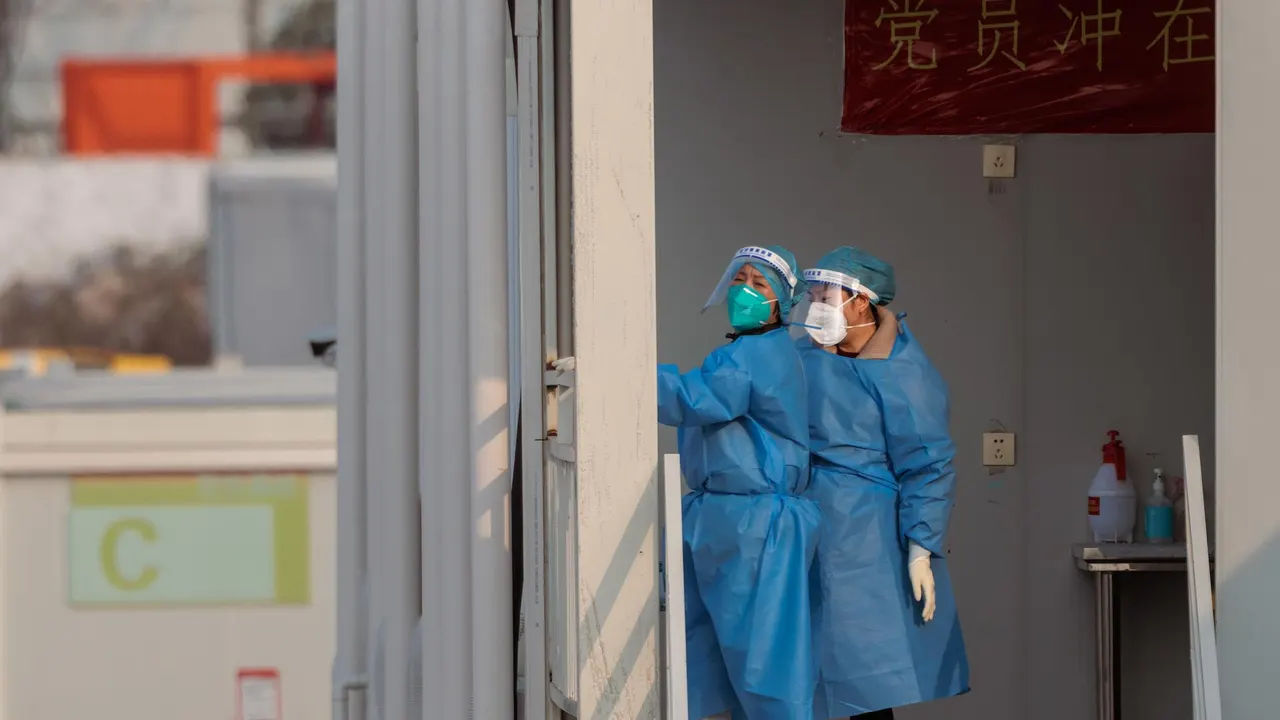 Personal sanitario de China protegiéndose contra el Covid-19