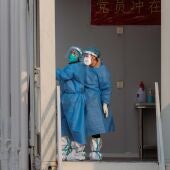Personal sanitario de China protegiéndose contra el Covid-19