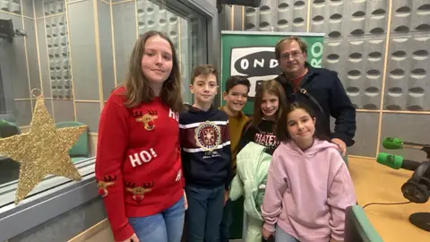 Algunos de los alumnos del CEIP "San Fernando" con el coordinador de la emisora, el docente Ángel María Rodríguez Algunos de los alumnos del CEIP "San Fernando" con el coordinador de la emisora, el docente Ángel María Rodríguez