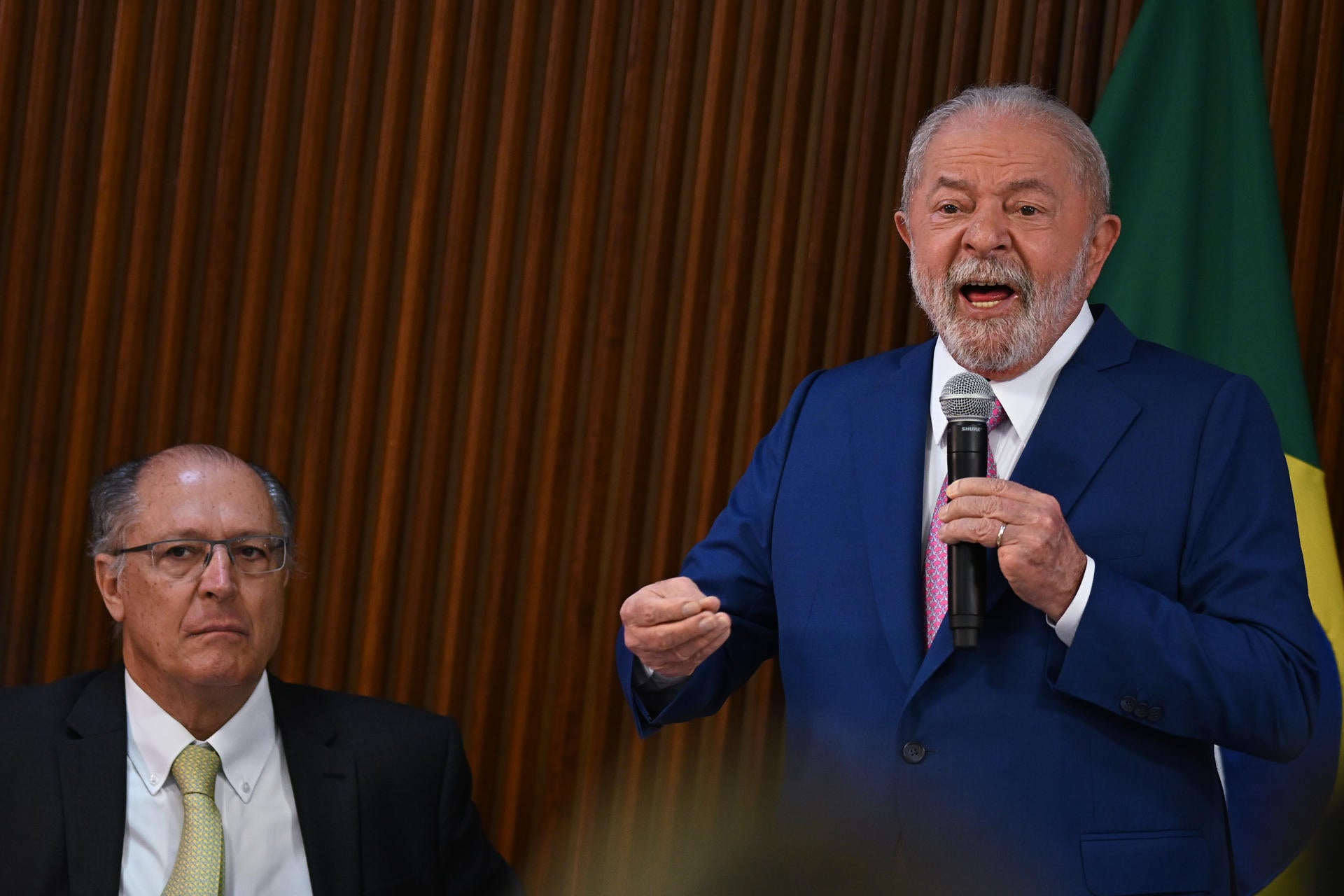 Lula responsabiliza a Bolsonaro de los asaltos: "Los vándalos fascistas serán castigados" Lula responsabiliza a Bolsonaro de los asaltos: "Los vándalos fascistas serán castigados"