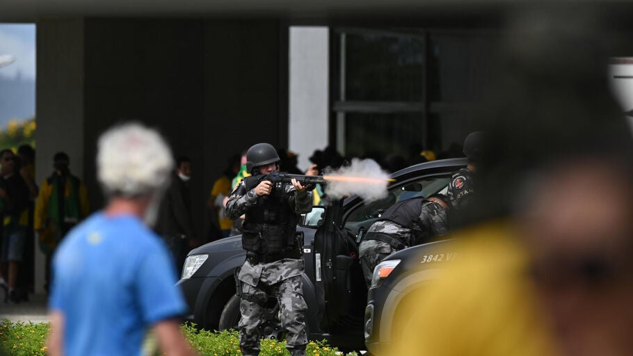 Policias enfrentan a seguidores del expresidente brasile&ntilde;o Jair Bolsonaro 