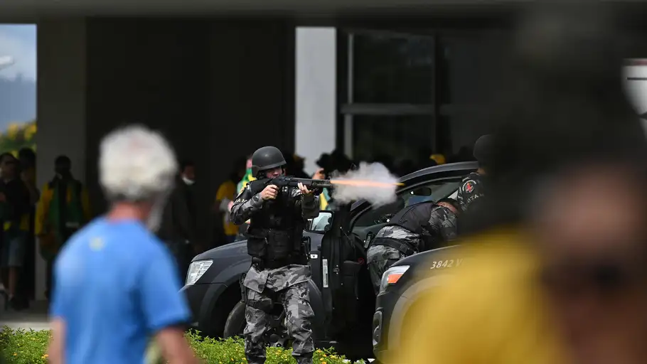 Policias enfrentan a seguidores del expresidente brasileño Jair Bolsonaro Policias enfrentan a seguidores del expresidente brasileño Jair Bolsonaro
