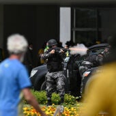 Policias enfrentan a seguidores del expresidente brasileño Jair Bolsonaro 