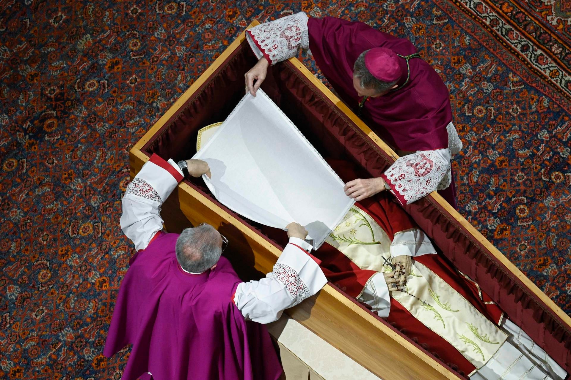 Sin límites: Mito, leyendas y profecías sobre Benedicto XVI Sin límites: Mito, leyendas y profecías sobre Benedicto XVI