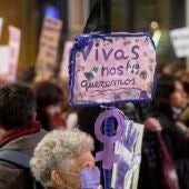Una mujer durante una manifestación contra las violencias machistas, 25 de noviembre de 2022, en Madrid