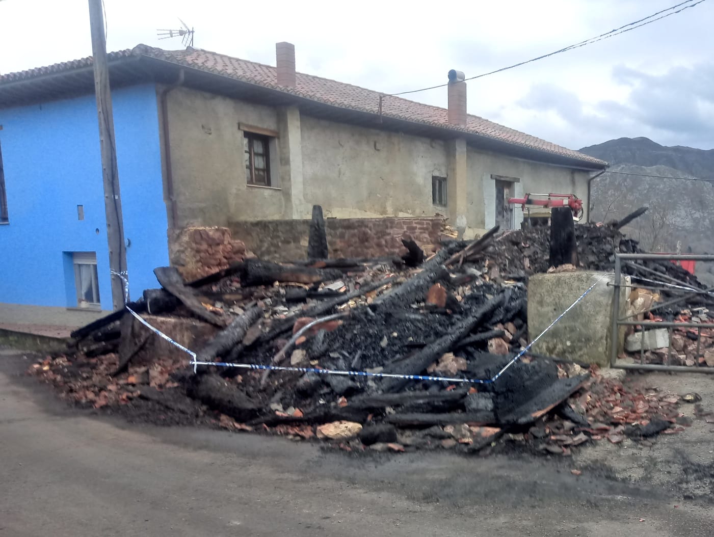 La localidad piloñesa de Areñes perdió uno de sus hórreos tras un voraz incendio declarado este fin de semana La localidad piloñesa de Areñes perdió uno de sus hórreos tras un voraz incendio declarado este fin de semana