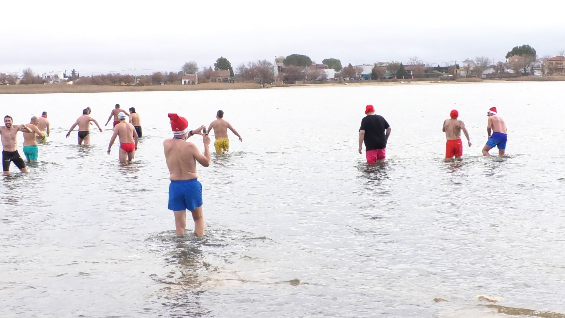 Vuelve el baño invernal a las Lagunas de Villafranca de los Caballeros (Toledo) Vuelve el baño invernal a las Lagunas de Villafranca de los Caballeros (Toledo)