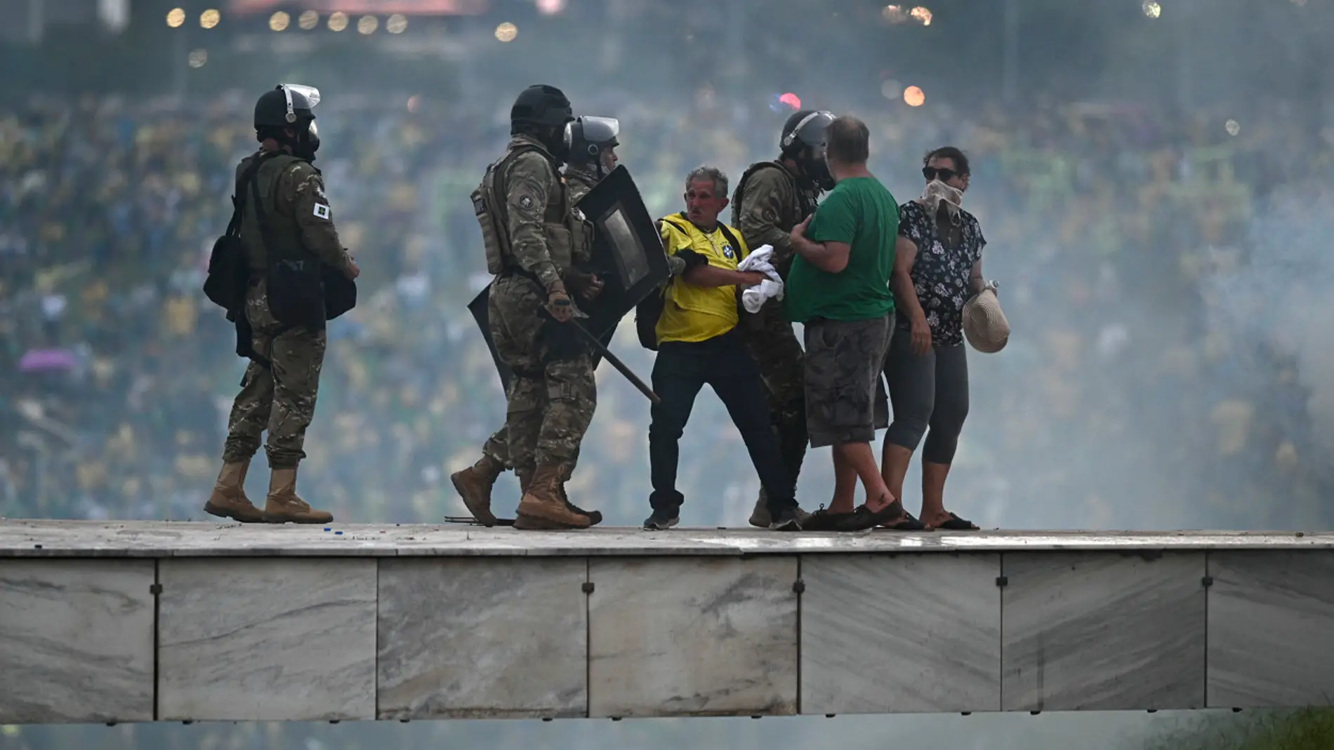 Policías enfrentan a seguidores del expresidente brasileño Jair Bolsonaro 