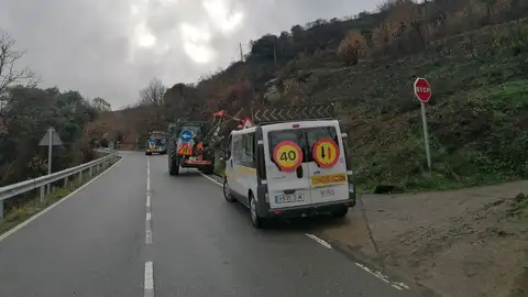 Continuan os traballos de rozas nos marxenes das estradas Continuan os traballos de rozas nos marxenes das estradas