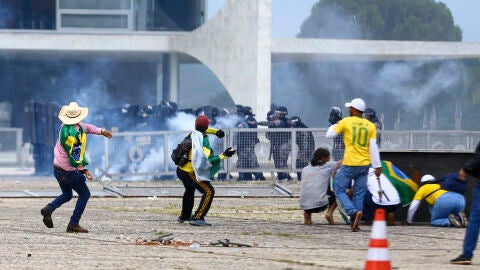 Seguidores de Bolsonaro se enfrentan a la Polic&iacute;a durante el asalto al palacio presidencial de Planalto, sede del Gobierno de Brasil