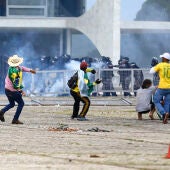 Seguidores de Bolsonaro se enfrentan a la Policía durante el asalto al palacio presidencial de Planalto, sede del Gobierno de Brasil