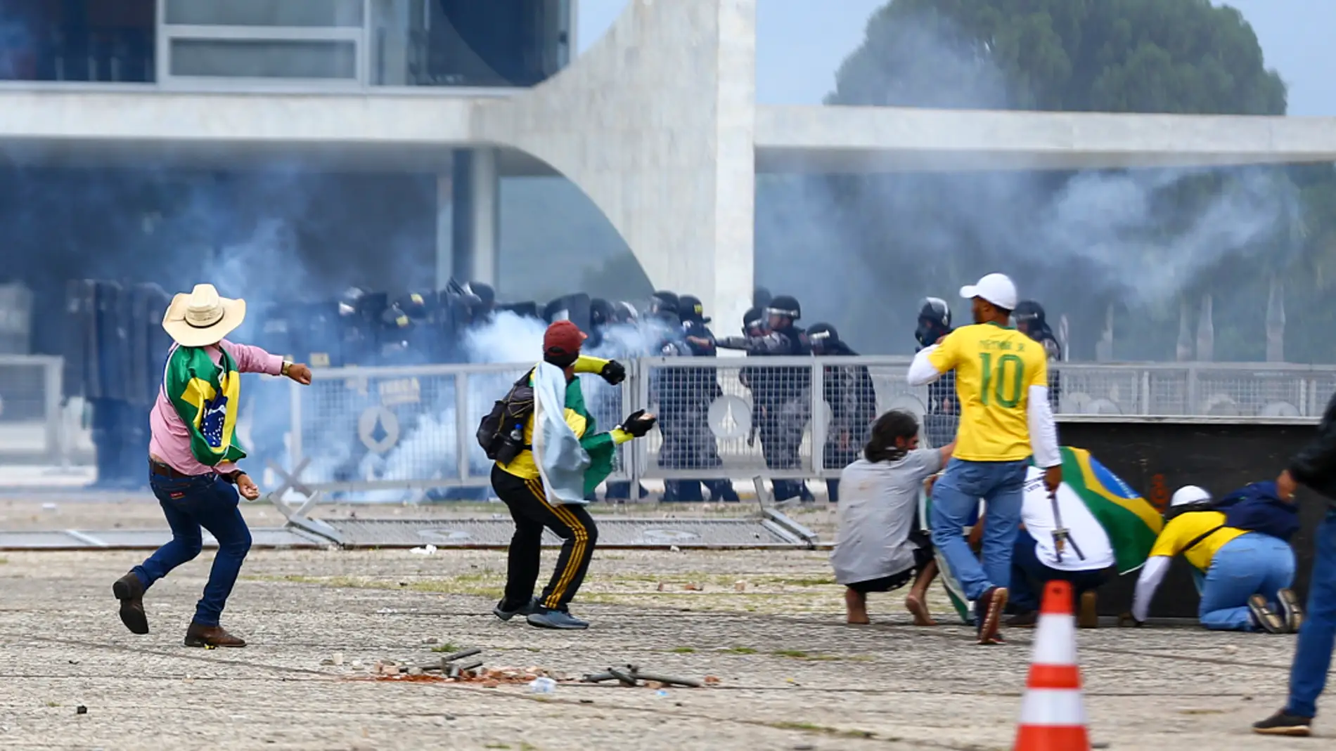 Seguidores de Bolsonaro se enfrentan a la Policía durante el asalto al palacio presidencial de Planalto, sede del Gobierno de Brasil