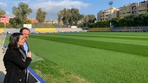 Contrato de mantenimiento del césped del campo municipal Los Arcos a una empresa especializada futbol