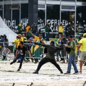 Simpatizantes de Bolsonaro se enfrentan a las fuerzas armadas durante el asalto al Congreso de Brasil
