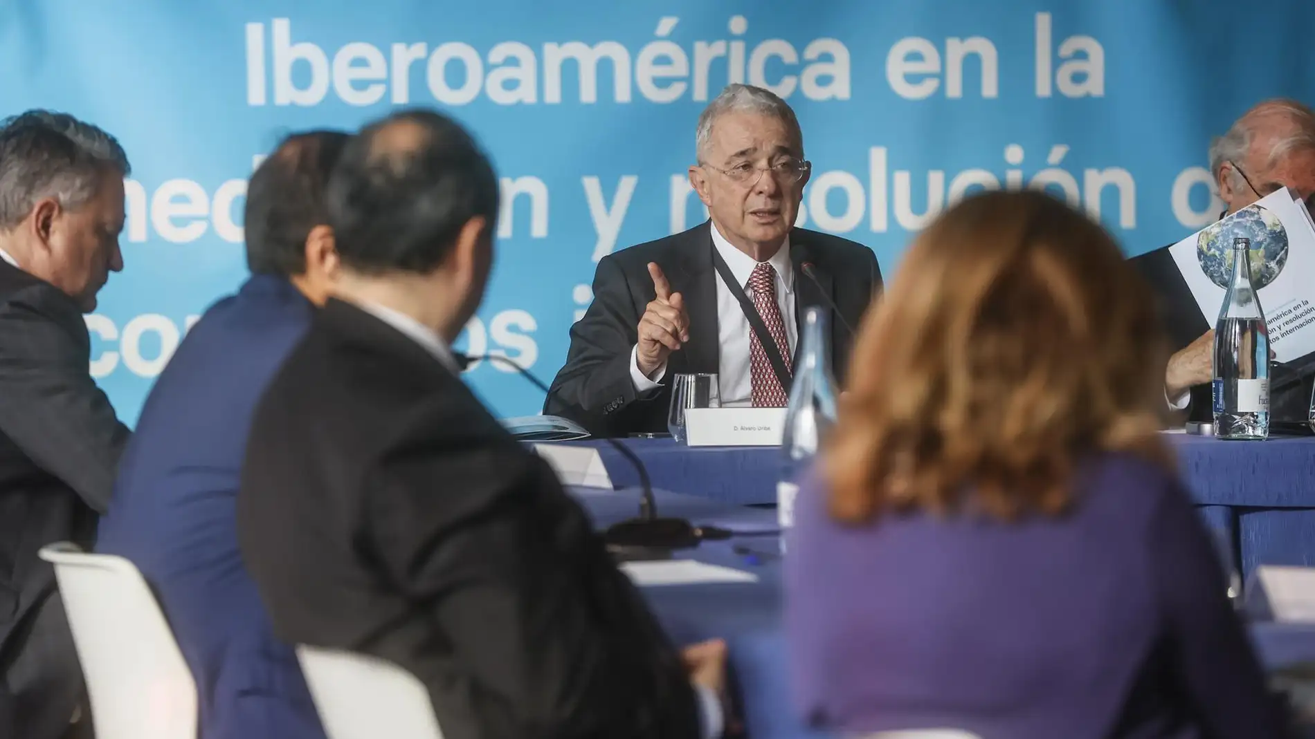 El expresidente de Colombia Álvaro Uribe interviene en la inauguración del I Foro Internacional 'Iberoamérica en la mediación y resolución de conflictos internacionales', en el Palacio de la Exposición de Valencia. - 
