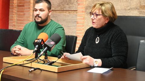 Javier Ram&iacute;rez junto a Paqui Madrid, concejala de Barrios, durante la presentaci&oacute;n de la ponencia