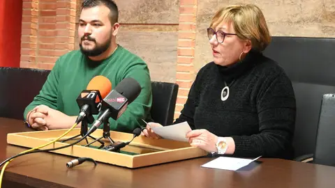 Javier Ramírez junto a Paqui Madrid, concejala de Barrios, durante la presentación de la ponencia Javier Ramírez junto a Paqui Madrid, concejala de Barrios, durante la presentación de la ponencia