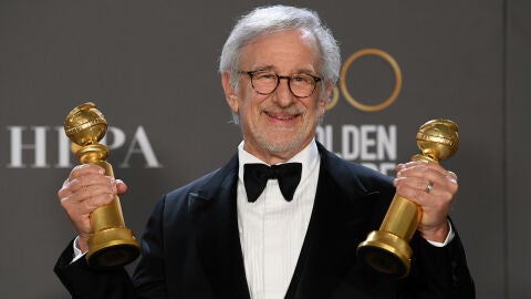 Steven Spielberg sostiene sus dos Globos de Oro por la pel&iacute;cula 'Los Fabelman'