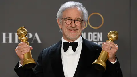 Steven Spielberg sostiene sus dos Globos de Oro por la película 'Los Fabelman' Steven Spielberg sostiene sus dos Globos de Oro por la película 'Los Fabelman'