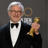 Steven Spielberg sostiene sus dos Globos de Oro por la película 'Los Fabelman'
