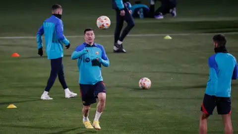 Lewandowski se entrena con el Barcelona. Lewandowski se entrena con el Barcelona.