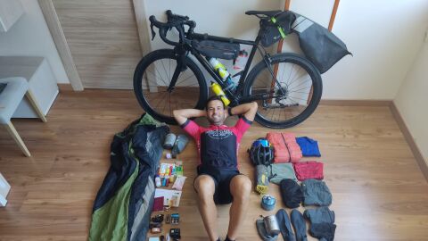 Juanma M&eacute;rida se prepara para cruzar &Aacute;frica en bicicleta.. 