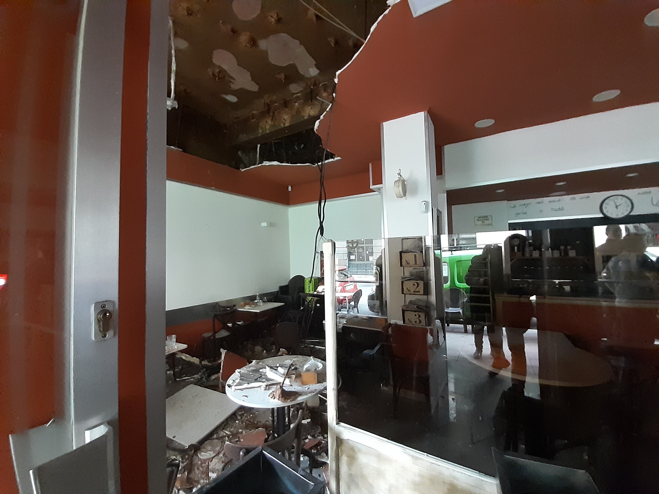 Dos heridos leves por el desprendimiento del techo de una cafetería de Oviedo Dos heridos leves por el desprendimiento del techo de una cafetería de Oviedo