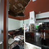 Dos heridos leves por el desprendimiento del techo de una cafetería de Oviedo