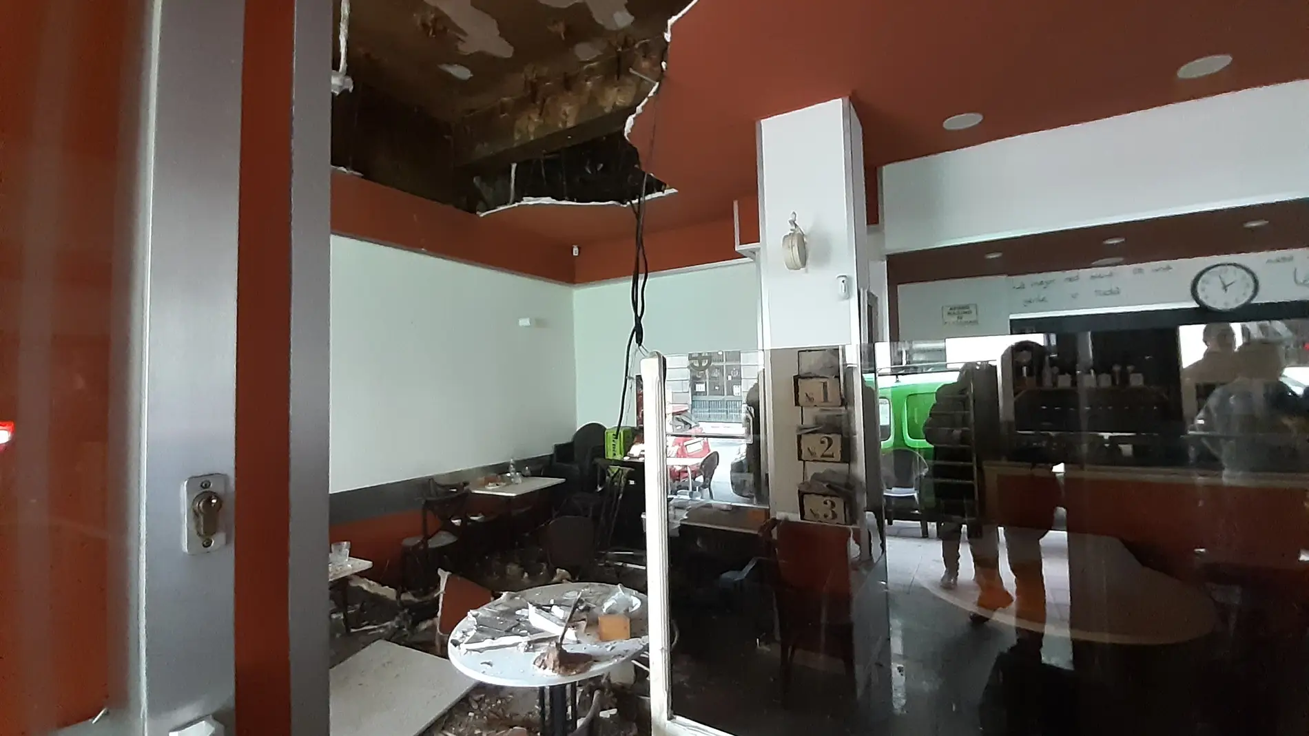 Dos heridos leves por el desprendimiento del techo de una cafetería de Oviedo