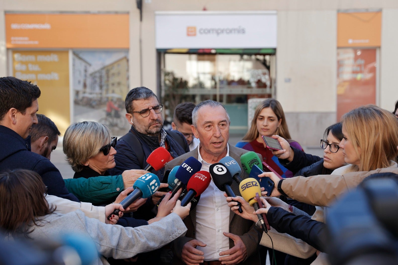 Baldoví formaliza su candidatura a las primarias de Compromís para aportar "un aire nuevo" al Botànic Baldoví formaliza su candidatura a las primarias de Compromís para aportar "un aire nuevo" al Botànic