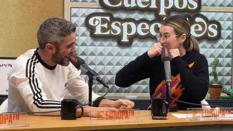 Roberto Leal y Eva Soriano en la batalla de gallos de 'Cuerpos especiales'. Roberto Leal y Eva Soriano en la batalla de gallos de 'Cuerpos especiales'.