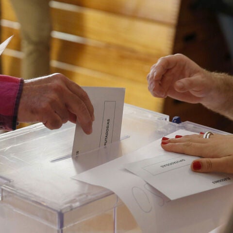 Fotografía de archivo de una urna electoral.