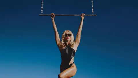 Miley Cyrus, en la portada de Flowers Miley Cyrus, en la portada de Flowers