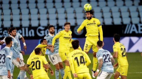 Albiol cabezea un balón en Balaídos Albiol cabezea un balón en Balaídos