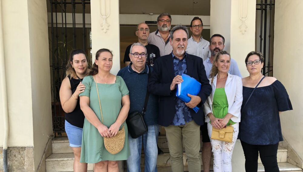 Manuel Jiménez y los responsables de las Fiestas Tradicionales de Alicante 