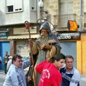 Vecinos de Alicante portan la imagen de San Antón 