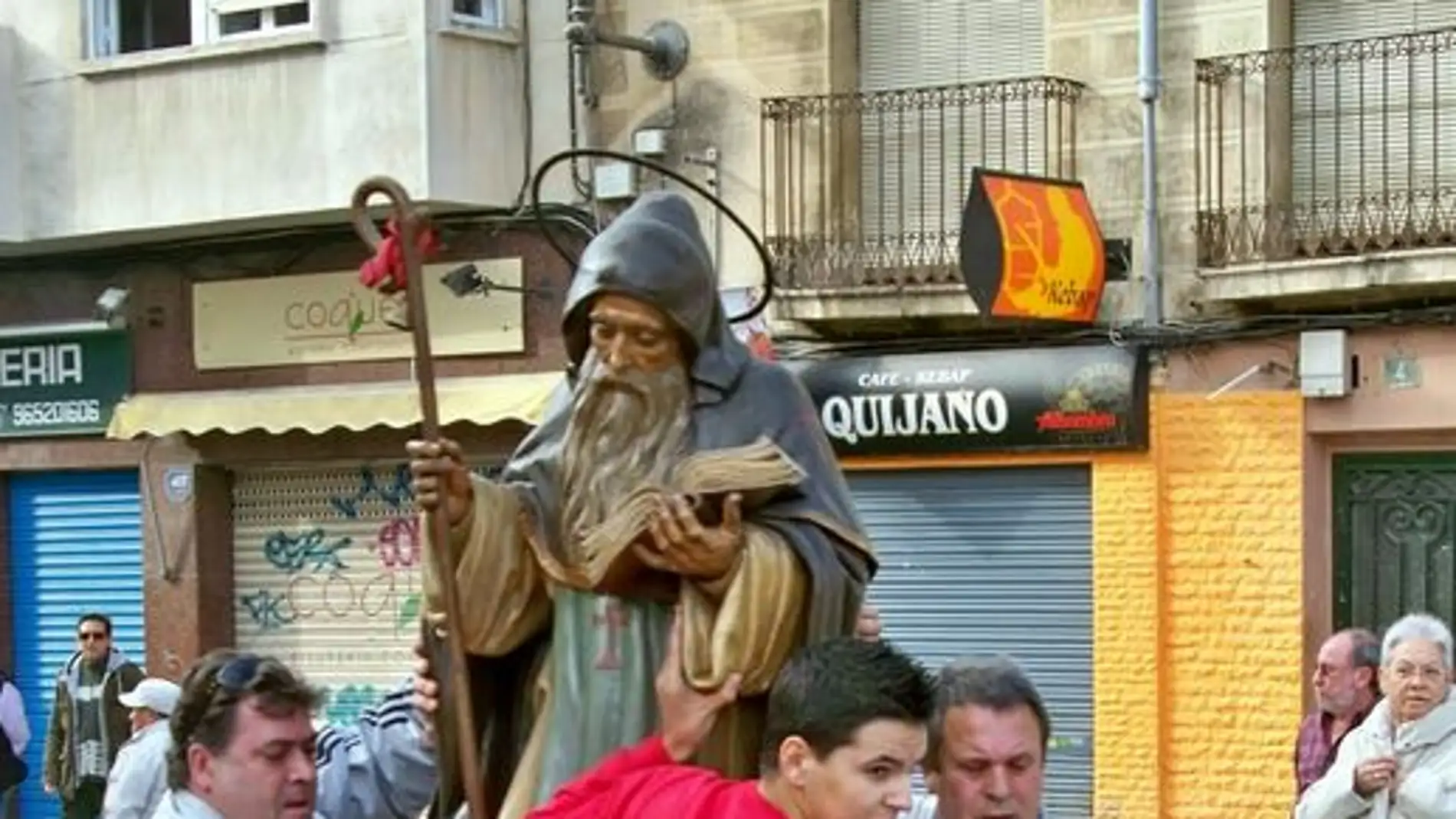Vecinos de Alicante portan la imagen de San Antón 