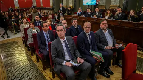 Los líderes independentistas sentados en el banquillo del Tribunal Supremo en el juicio del 'procés'. Los líderes independentistas sentados en el banquillo del Tribunal Supremo en el juicio del 'procés'.