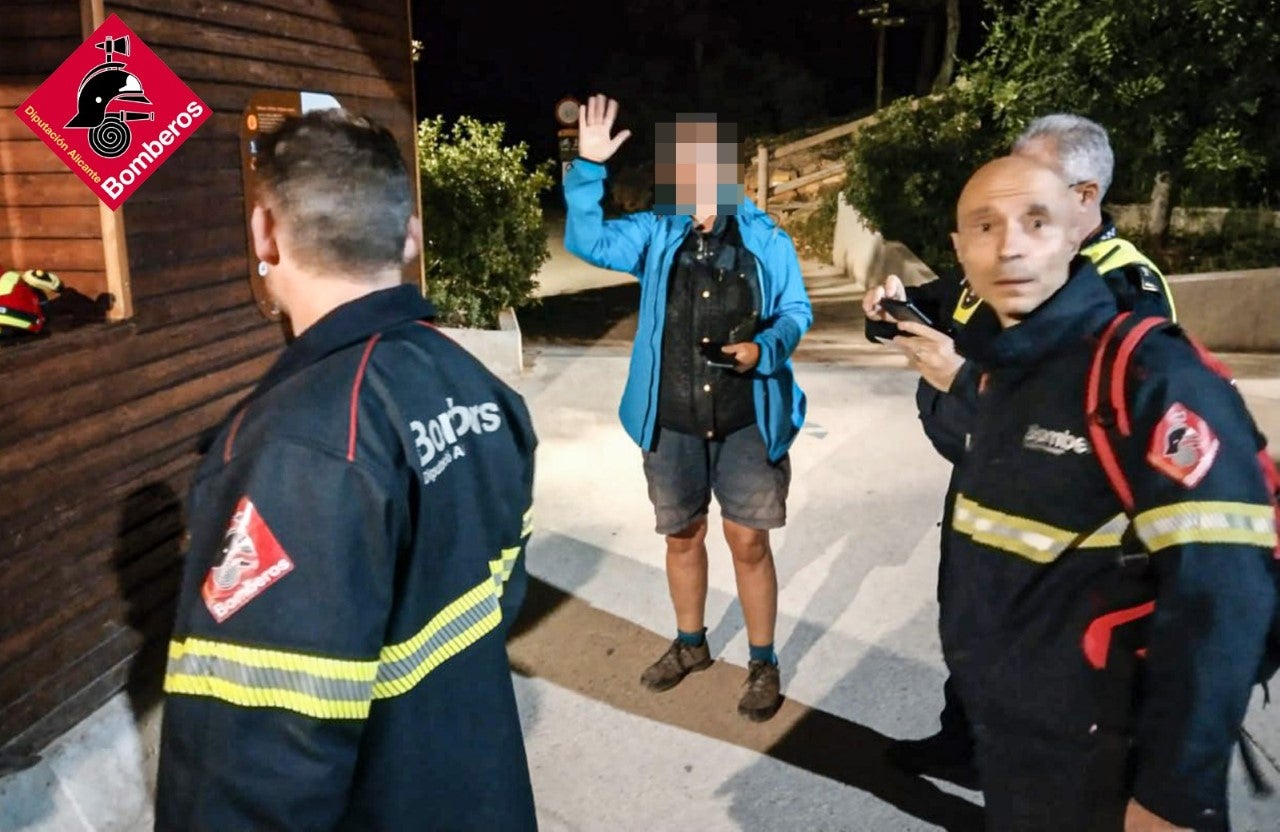 Los bomberos del Consorcio rescatan a una senderista extraviada en Sierra Helada Los bomberos del Consorcio rescatan a una senderista extraviada en Sierra Helada