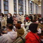 Decenas de ciudadanos chinos esperan en una estación de tren tras el final de la política 'Covid cero' del gobierno