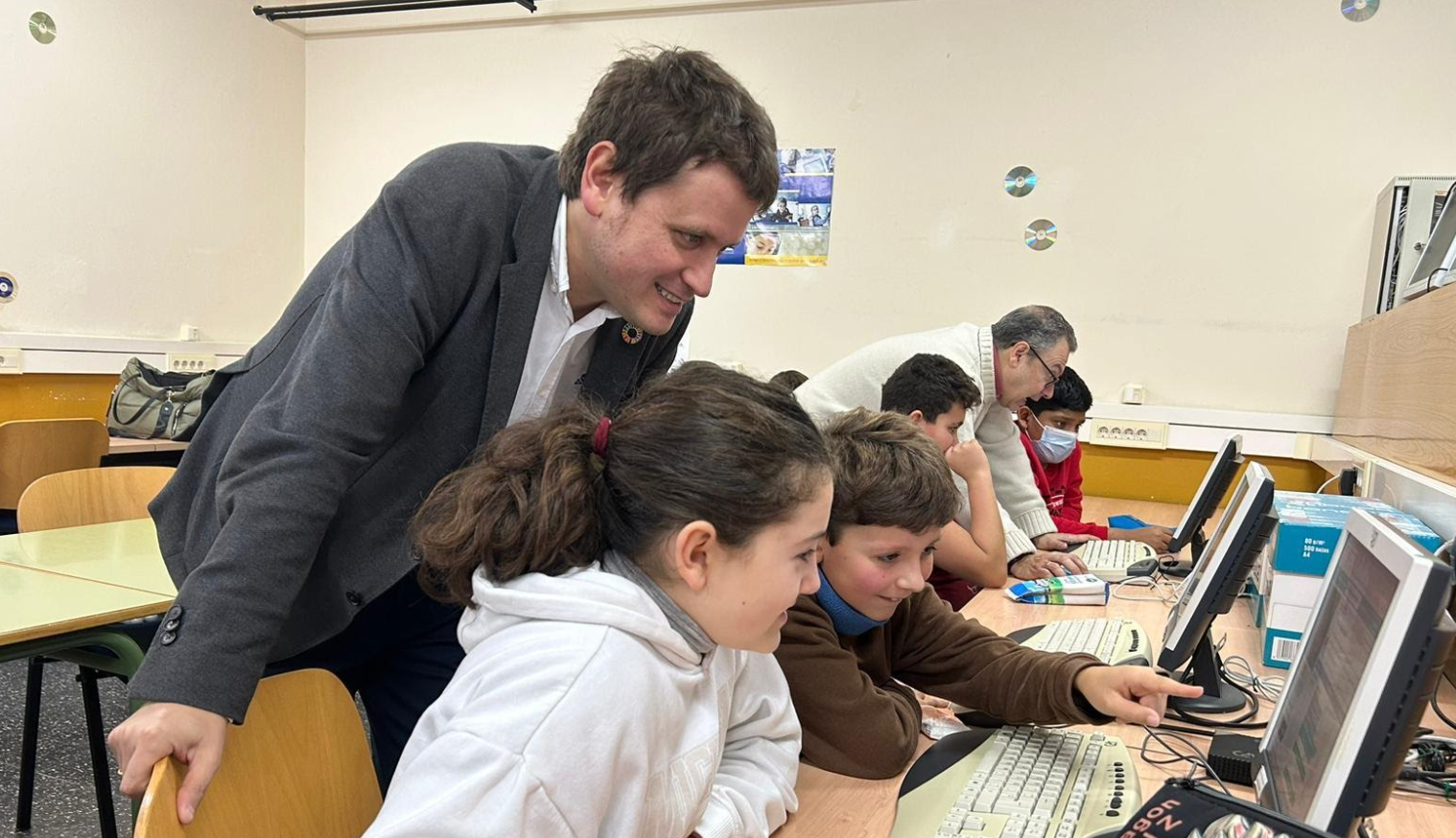 El director general de Educación participó en 'La hora del código' de Ribadesella El director general de Educación participó en 'La hora del código' de Ribadesella