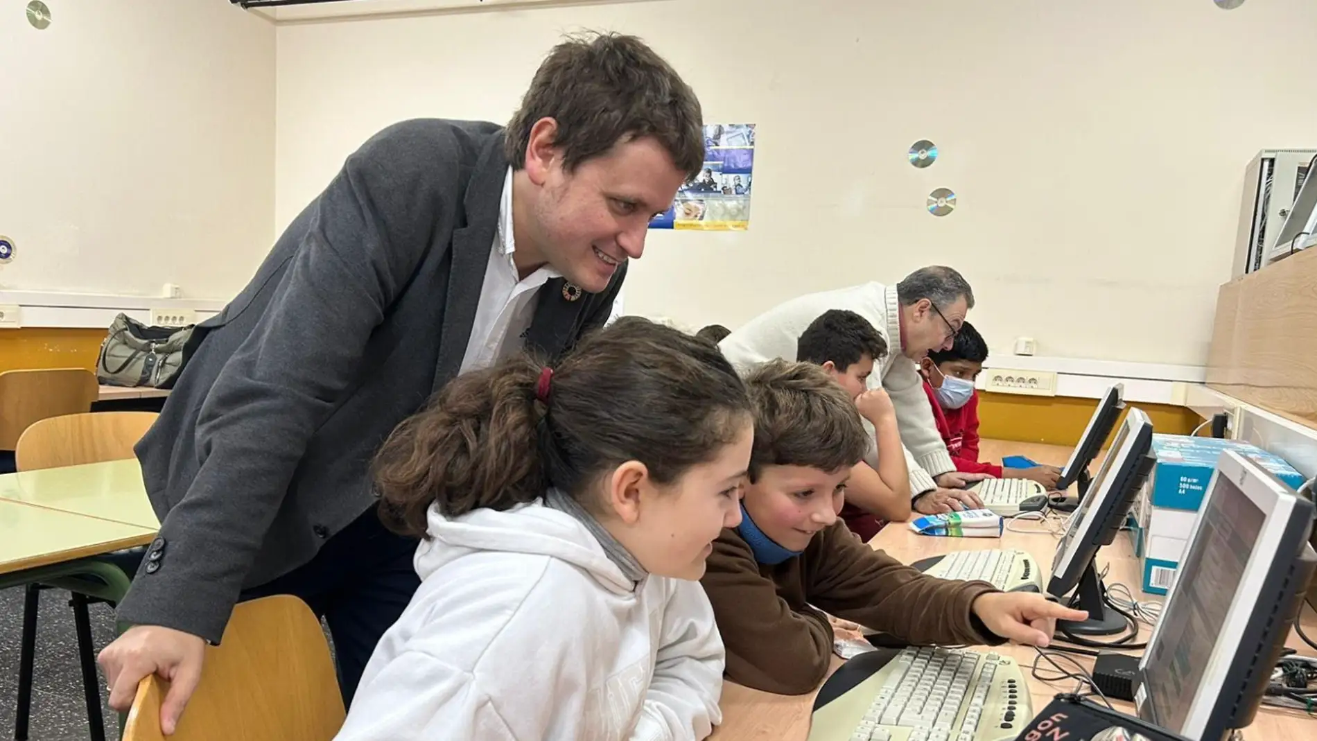 El director general de Educación participó en 'La hora del código' de Ribadesella El director general de Educación participó en 'La hora del código' de Ribadesella