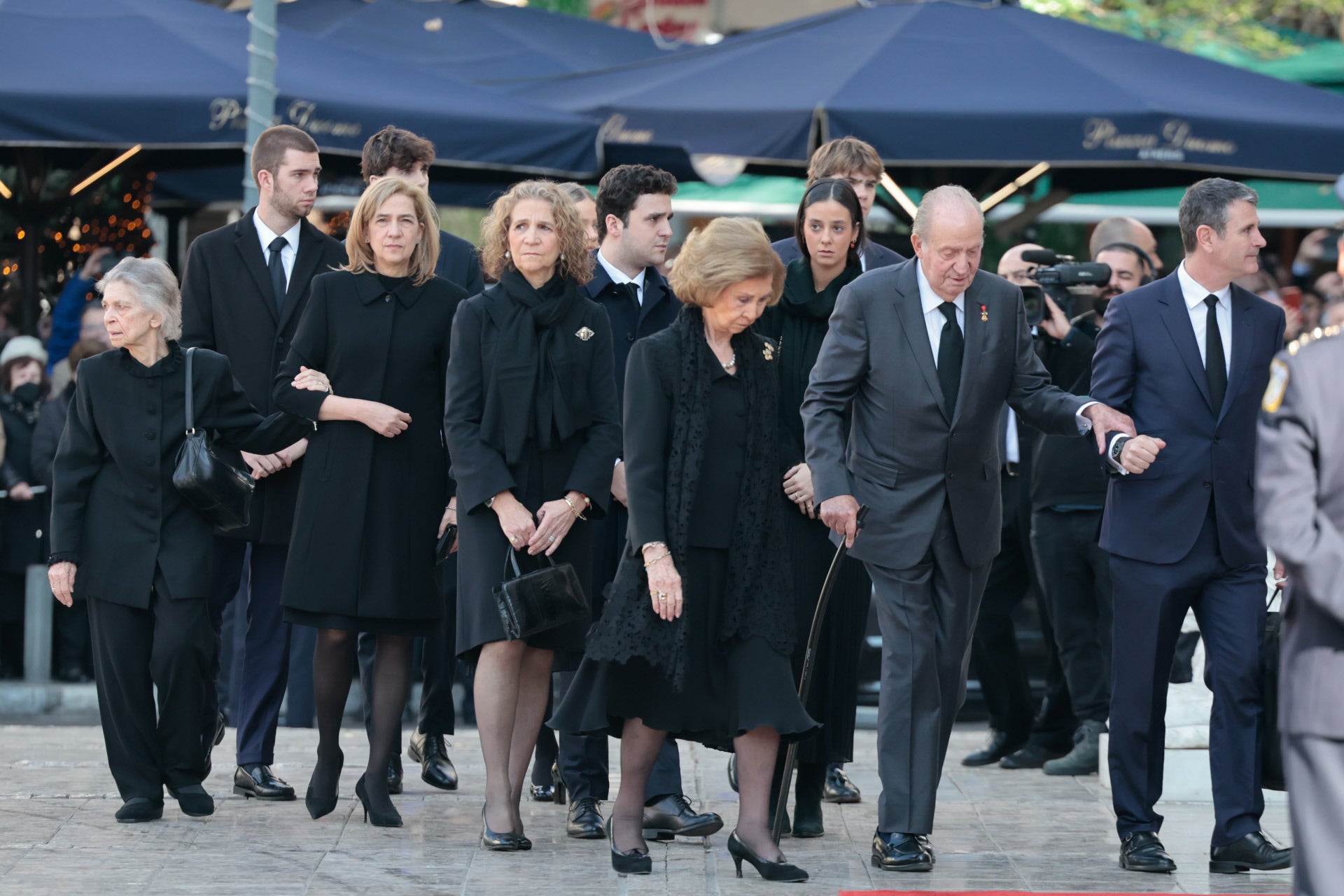El funeral de Constantino de Grecia reúne a Felipe VI, Doña Letizia, los reyes eméritos y las infantas Cristina y Elena El funeral de Constantino de Grecia reúne a Felipe VI, Doña Letizia, los reyes eméritos y las infantas Cristina y Elena