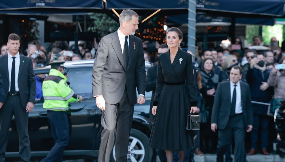 Los reyes Felipe VI y Letizia a su llegada al funeral de Constantino de Grecia en Atenas