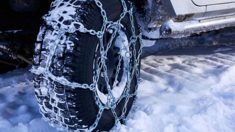 Cadenas de nieve en una rueda