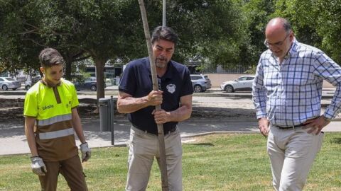 El alcalde, Luis Barcala junto a Manuel Villar en la plantación de árboles 