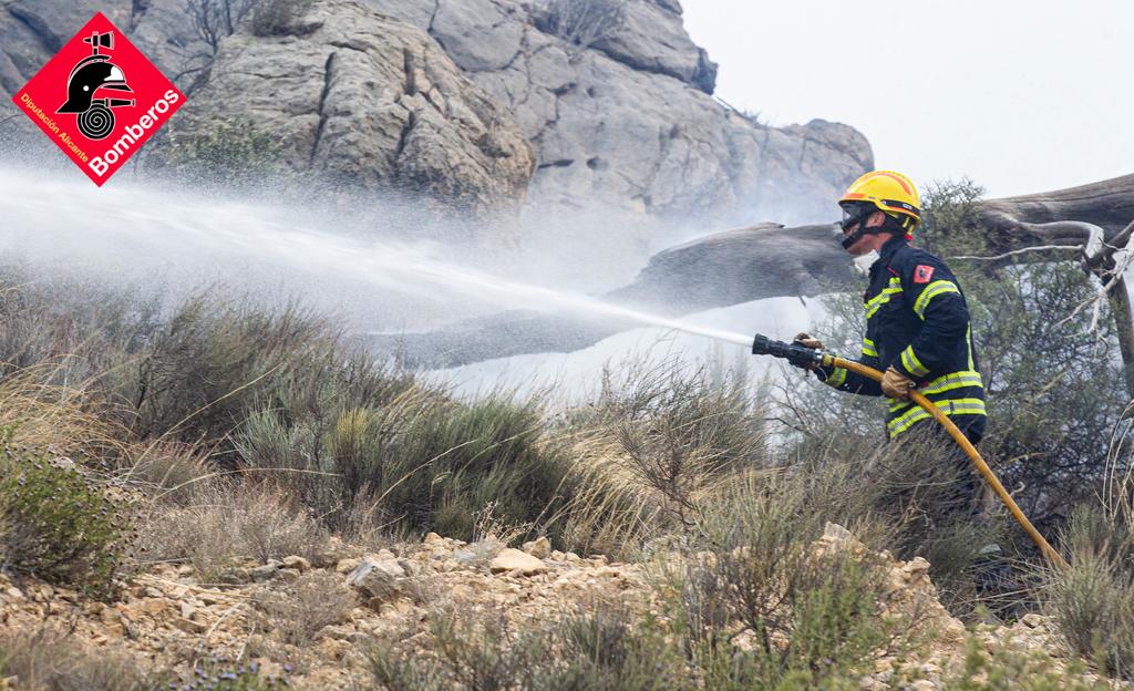El fuego en Agües está controlado a expensas de la evolución del fuerte viento El fuego en Agües está controlado a expensas de la evolución del fuerte viento